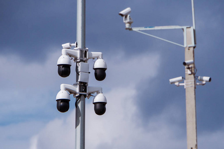 监控摄像头特写四交通安全摄像头监控闭路电视在这个城市路上的特写