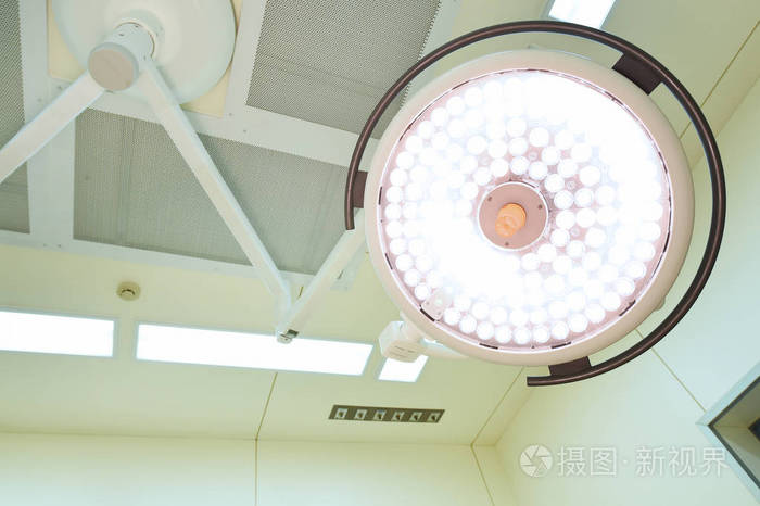 在手术室手术灯