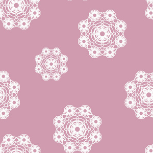 白色花边针织优雅的花卉餐巾粉红色背景