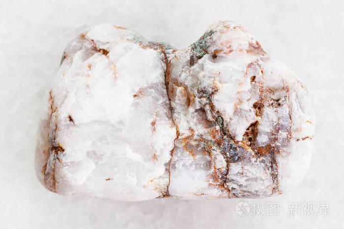 在白色大理石的原始的大理石石头