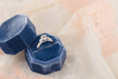 白色金色结婚戒指与钻石在蓝色复古天鹅绒 r