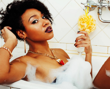 年轻美国黑人青少年女孩在浴