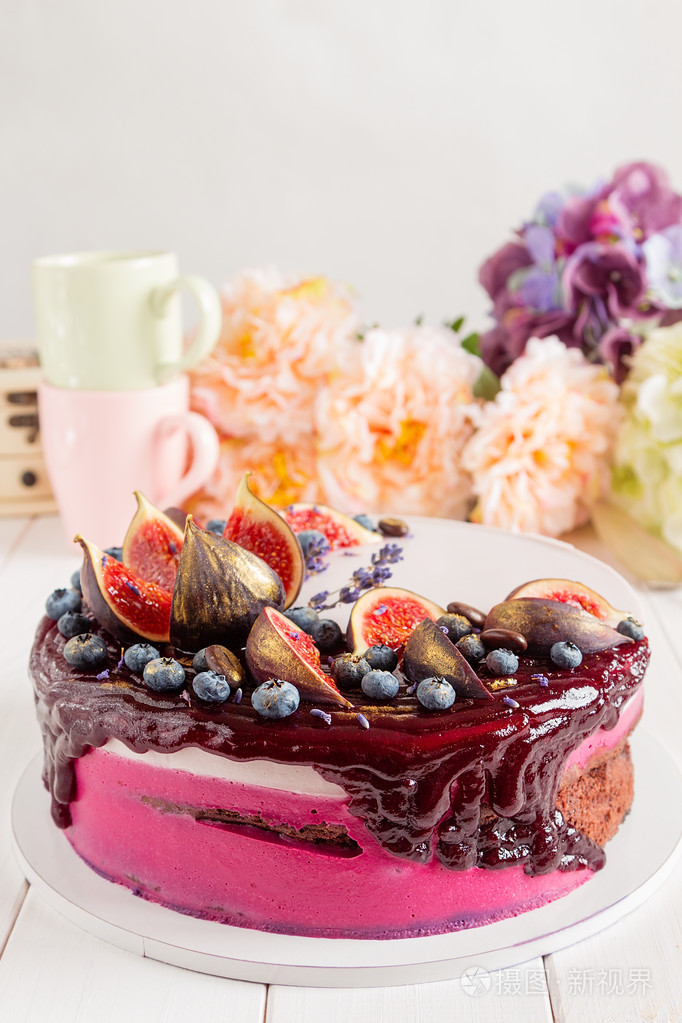 装饰着薰衣草慕斯巧克力蛋糕
