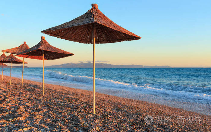 夏季日落海滩阿尔巴尼亚。