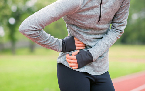 期间妇女有痛苦的期间抽筋痛苦的年轻妇女有痛苦的期间抽筋年轻的美女