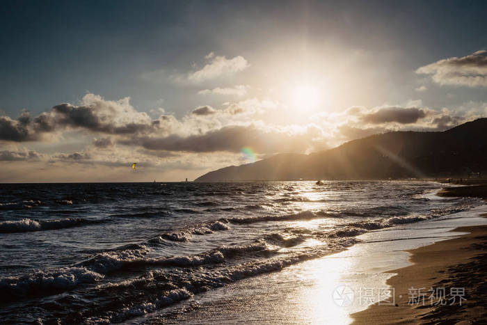 阳光晚霞在地平线上的海面上, 背景海景的日出.