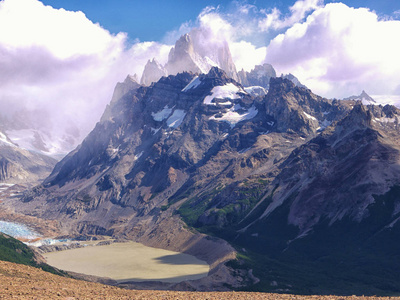 位于阿根廷巴塔哥尼亚的 El Chalten 附近的山峰