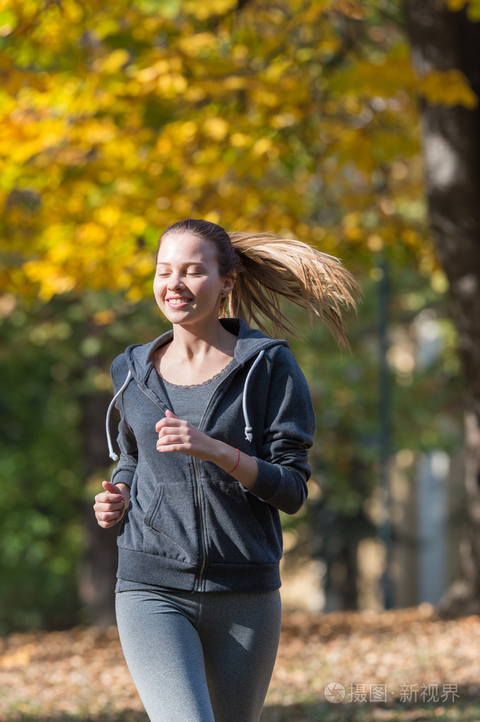 年轻漂亮的女孩慢跑