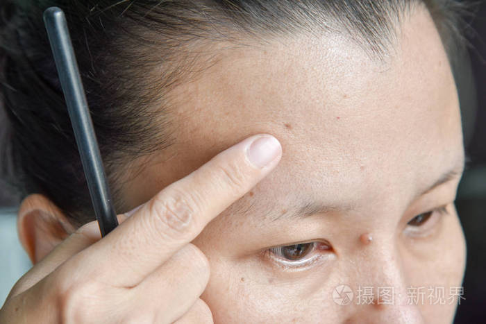 她脸上的亚洲女人点痣