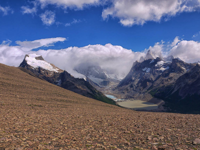 位于阿根廷巴塔哥尼亚的 El Chalten 附近的山峰