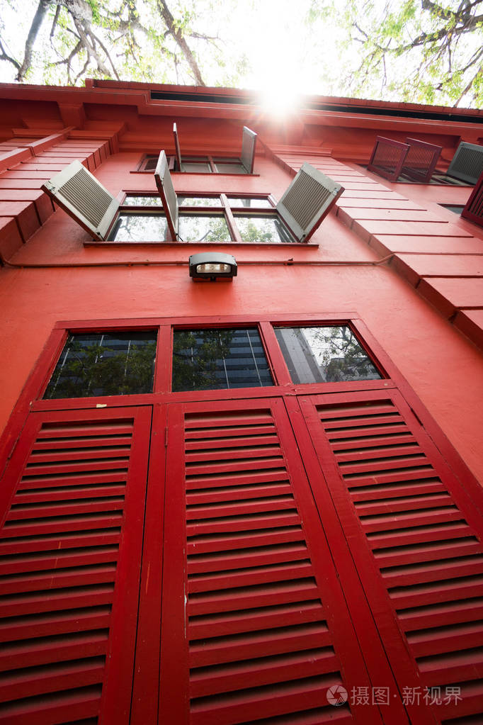 老式的红色建筑用木制的百叶窗