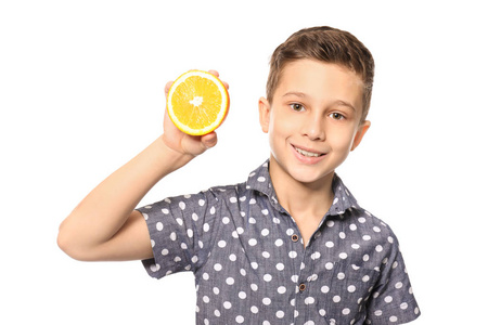 有趣的小男孩与柑橘果在白色背景