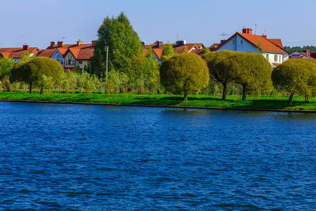 在与湖公园的红色屋顶的房子照片