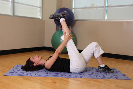 在地板上举的腿照片