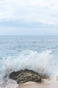 水波飞溅。Tropica lisland海洋景观