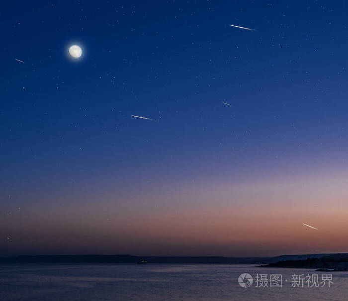 月亮和星星在平静的海面上