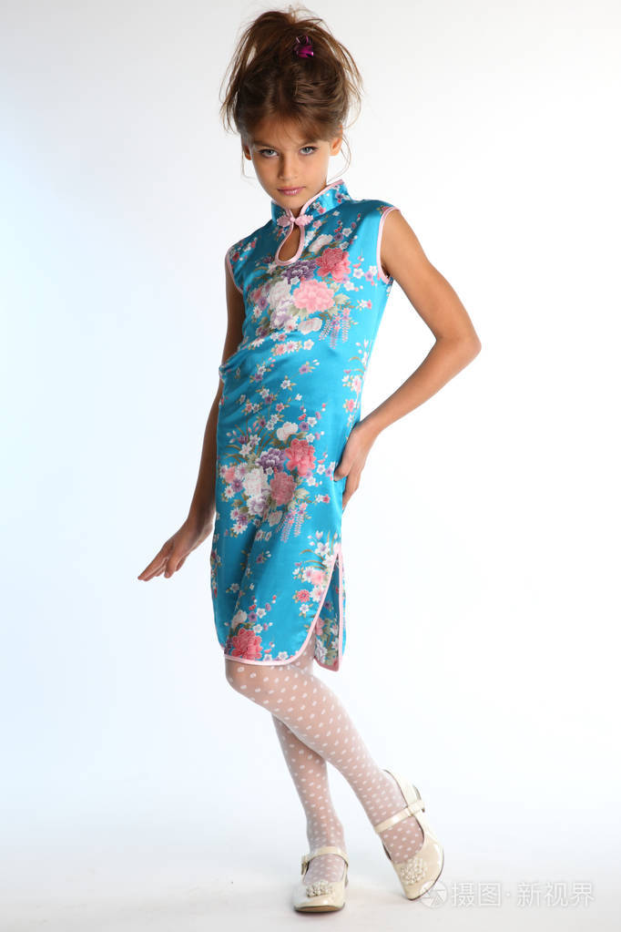 穿着亚洲蓝色连衣裙的漂亮女孩正站在白色的背景上.
