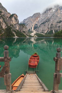 船拴在楼梯在 Braies 湖船屋