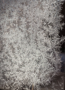 俄罗斯冬季玻璃窗上的霜冻