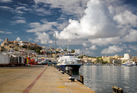在巴利阿里群岛的伊维萨岛港口的停泊的船只。西班牙