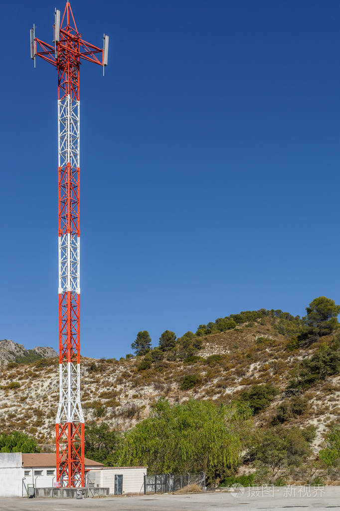 大型电信天线在干的视图