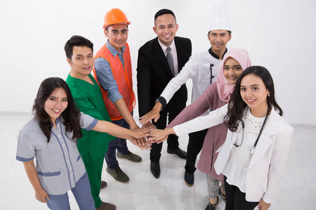 各行各业形象各行各业人员简介各行各业的人聚集在一起面带微笑的各行