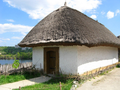 一个房子在传统的斯拉夫人的性格与茅草