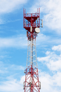 电信红色和白色天线塔