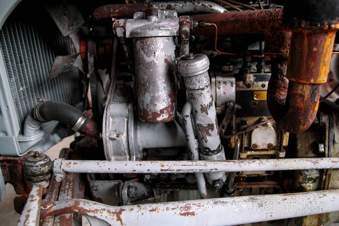 旧拖拉机发动机