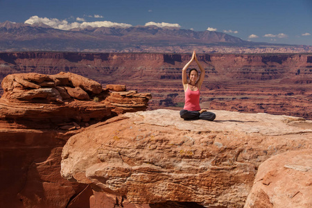在犹他州的峡谷国家公园冥想做瑜伽的女人