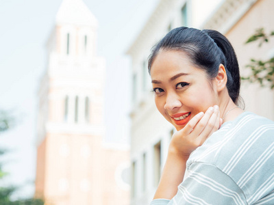 幸福微笑的肖像亚洲妇女站在户外白天灯