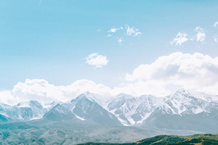 云下美丽的山脉。积雪的岩石峰。阿尔泰山谷之山观