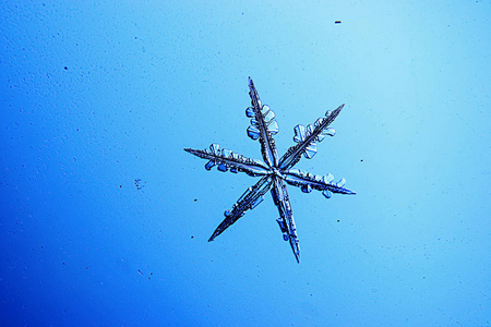 蓝色背景上的雪花