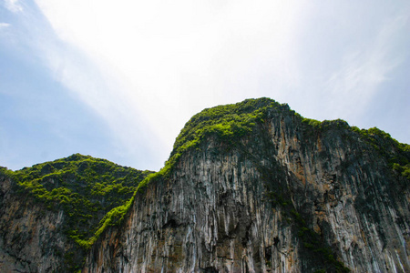 伟大和大块岩石在海洋中。与绿色的小岛