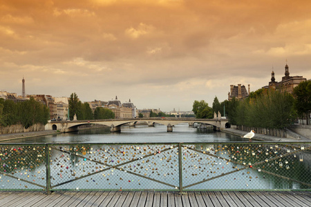 巴黎杜邦艺术桥挂锁