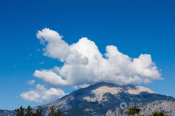 顶部的一座高山在云特写