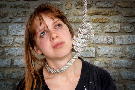 杀自己与在她脖子上的绞索的抑郁症的妇女照片