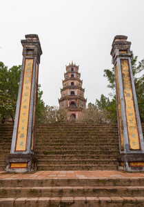 越南, 色相。12月在香水河北岸的添亩宝塔入口台阶