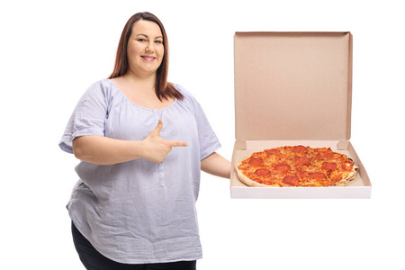 超重妇女拿着比萨饼和指向孤立的白色背景