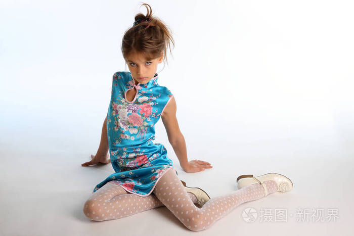 优雅迷人的孩子与细长的身体和长腿在白色丝袜.9岁时装风格的年轻模特