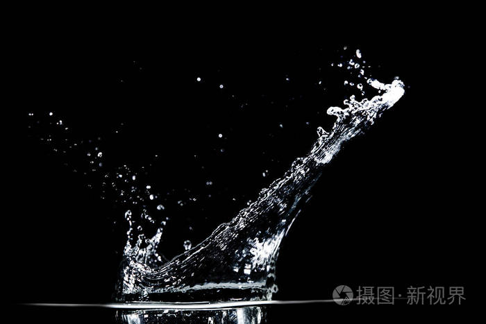水溅在黑色