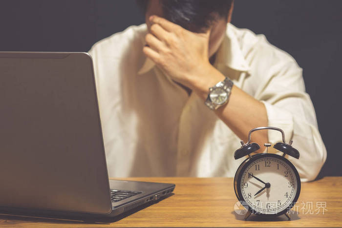 累了& 头痛亚洲商人加班