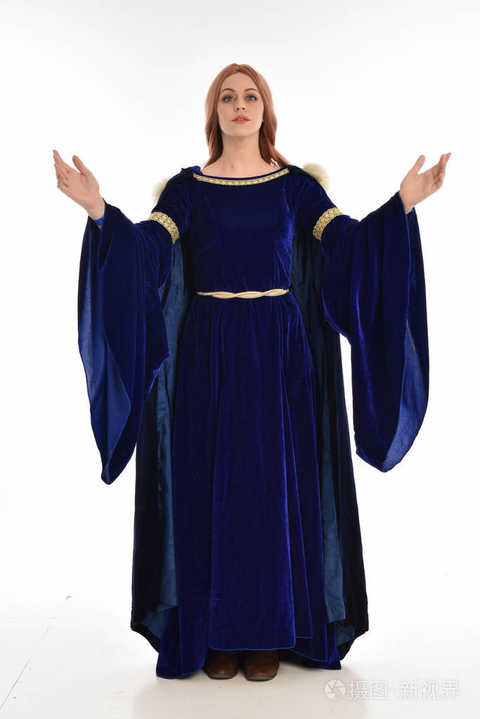 长头发的妇女全长肖像, 身穿蓝色天鹅绒中世纪礼服和毛皮斗篷.