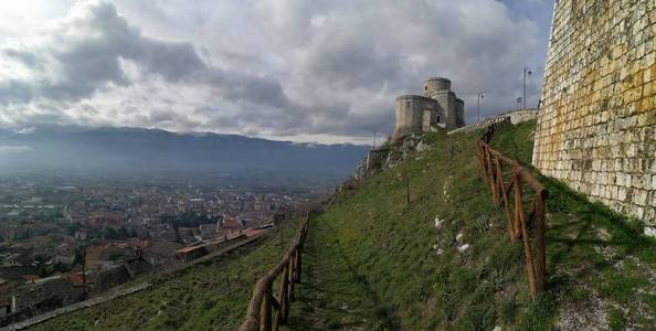 Montesarchio从通向历史中心的乡村小路看全景