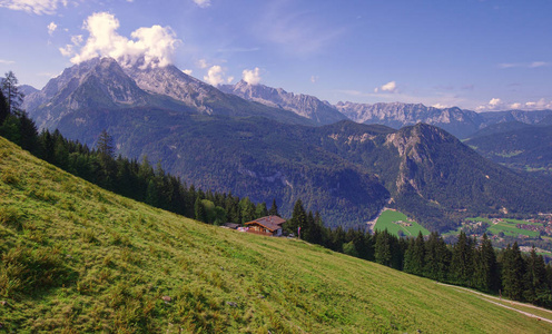 德国阿尔卑斯山与绿色牧场景观
