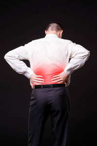 室外概念背部疼痛, 肾脏炎症, 妇女在家里患背痛, 疼痛地区突出红玸s