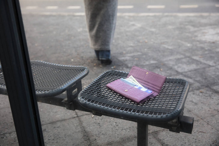 丢失钱包的女人照片