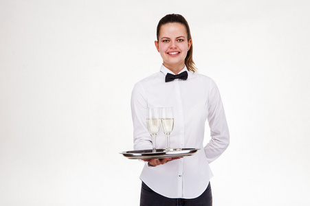 服务员统一举行托盘和香槟的眼镜的女人