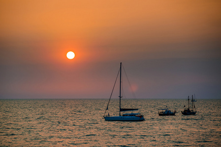 海上日落和游艇