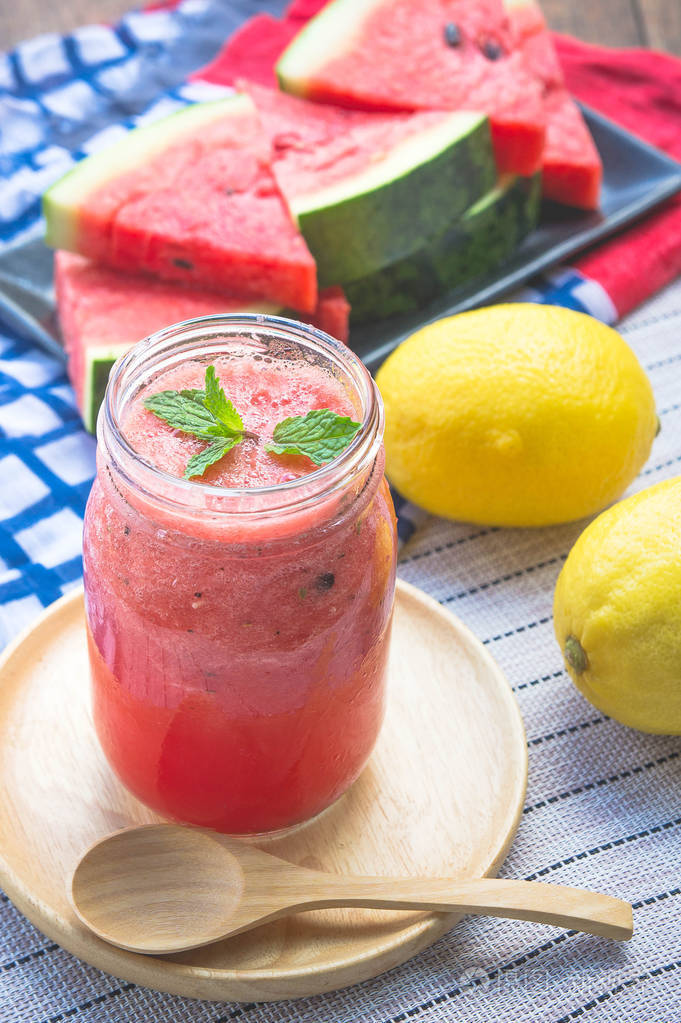 西瓜奶昔进修美味的夏季,西瓜奶昔对健康的好处照片-正版商用图片0nby